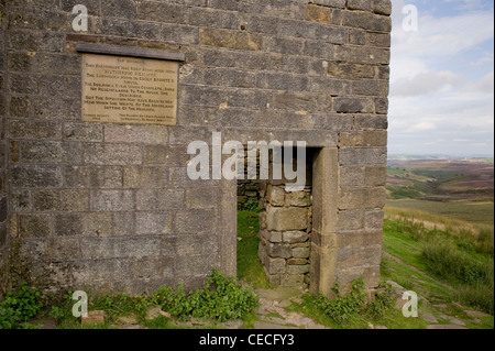 Top Withens (Plakette an der Wand) bröckelt Bauernhaus auf wilden remote Pennine Moors (Wuthering Heights?) - in der Nähe von Haworth, West Yorkshire, England, UK ruinieren. Stockfoto