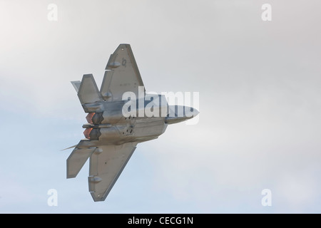 US-Luftwaffe Lockheed Martin Boeing f-22 Raptor Durchführung einer Antenne Demonstration auf der RIAT Fairford Airshow 2010 Stockfoto