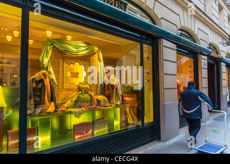 Paris, Frankreich, Schaufenster-Schaufenster, Luxusmode-Accessoires, Luxusgeschäfte in der Rue du Faubourg Saint Honoré, Hermés Boutique, Mann auf der Straße Stockfoto