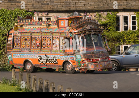 Bunt verziert im indischen Stil-Bus von Red Lion Pub in Yorkshire Dales geparkt (auf Lage, Dreharbeiten Sharwood's Anzeige Kampagne) - Burnsall, England, UK. Stockfoto