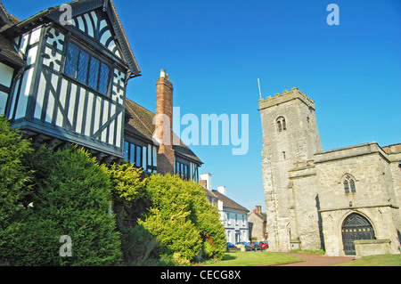 Tudor Guildhall und Kirche in Much Wenlock, Shropshire, UK Stockfoto