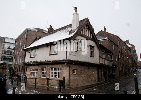 Die berühmten Kings Arms Public House in York mit Schnee auf dem Dach Stockfoto