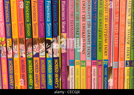 In der Nähe der bunten Stacheln Namen (Titel und Autoren') von Horrid Henry, Jewel Fairy & Farbe Märchen für Kinder Bücher (Belletristik Box Sets) - England, UK. Stockfoto