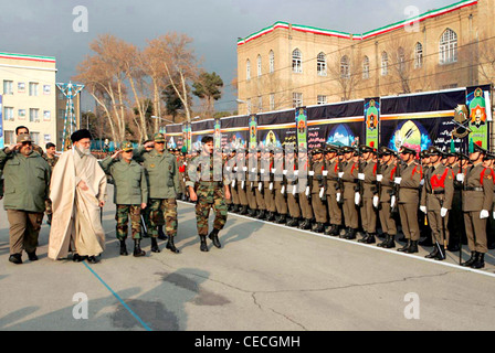 Geistiger Führer der islamischen Republik Iran und Befehlshaber der Armee Ayatollah Khamenei bei einer Parade der iranischen Armee. Stockfoto