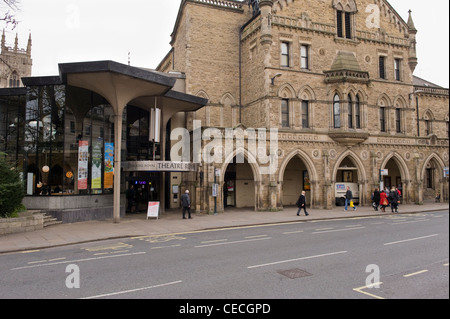 Menschen gehen vorbei Äußere des Theatre Royal in York (historische Gebäude mit gotischen Fassade & modernistischen Verlängerung) - North Yorkshire, England, UK. Stockfoto