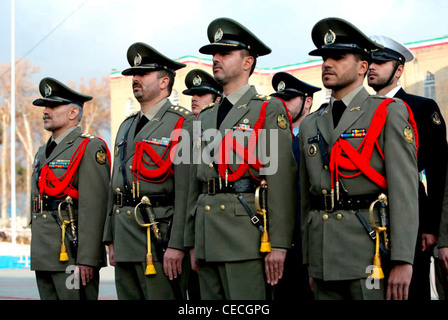 Offiziere und Soldaten der iranischen Armee während einer Parade in Teheran. Stockfoto