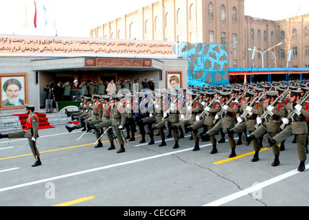 Geistiger Führer der islamischen Republik Iran und Befehlshaber der Armee Ayatollah Khamenei bei einer Parade der iranischen Armee. Stockfoto