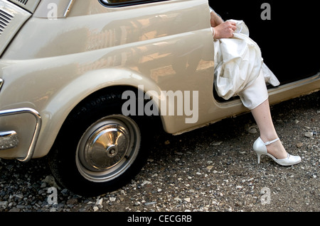 immer aus einem Fiat 500 bei einer italienischen Hochzeit Braut Stockfoto