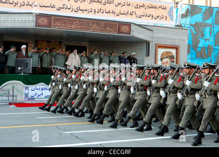 Geistiger Führer der islamischen Republik Iran und Befehlshaber der Armee Ayatollah Khamenei bei einer Parade der iranischen Armee. Stockfoto