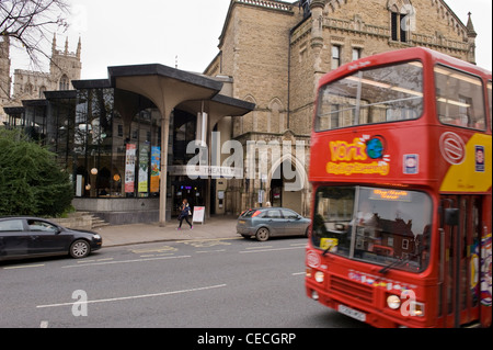 Red sightseeing Tour mit dem Bus vorbei am Theatre Royal (historische Gebäude mit gotischen Fassade & modernistischen Verlängerung) - York, North Yorkshire, England. Stockfoto