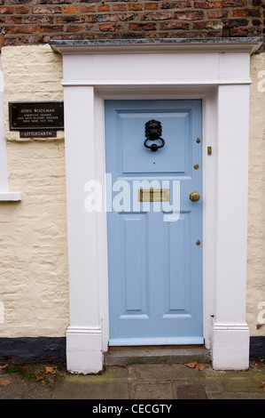 Blass blaue Tür von Haus, in dem John Woolman (anti-Sklaverei Mitkämpfer) starb (Informationen über die Plakette durch Tür) - York, North Yorkshire, England, UK. Stockfoto