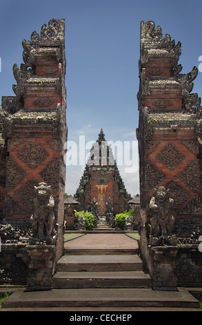 Farbfoto der Eingang zu einer kleinen Tempelanlage in Bali. Gemauerte und stark verziert, es ist voller Schreine. Stockfoto