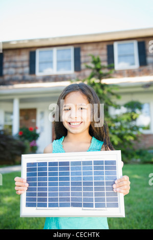 Hispanischen Mädchen Holding-Solar-panel Stockfoto