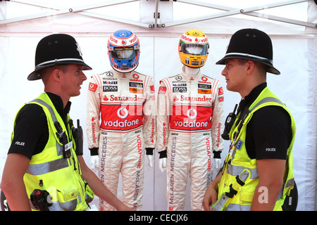 Polizisten stehen neben McLaren Rennanzügen auf britische Formel Eins Grand Prix, Silverstone Stockfoto