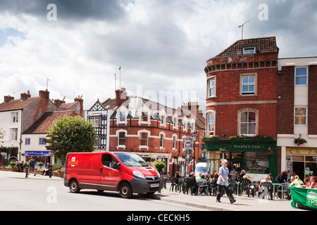 Ein Royal Mail van parkte vor Heaphys Cafe in Glastonbury, Somerset, England. Stockfoto