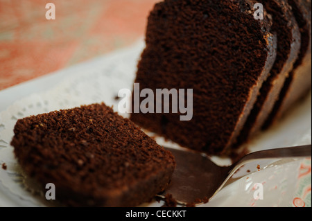 Schokoladenkuchen auf einen Teller mit server Stockfoto
