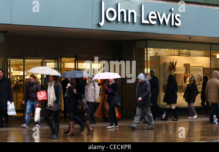 Ein Eingang zu John Lewis speichern in Oxford Street mit Passanten Stockfoto