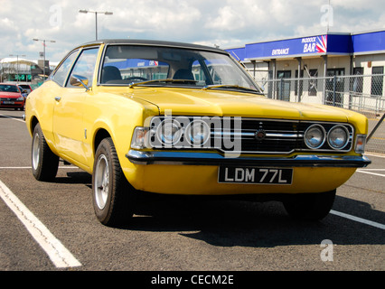 Leuchtend gelben Ford Cortina Mk3 2000cc GT, geparkt im Fahrerlager in Silverstone Stockfoto