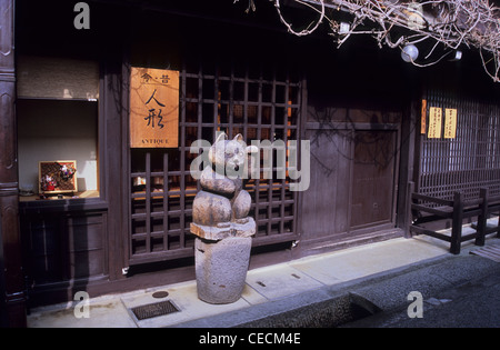 Geschäfte in der Altstadt Sanmachi-Suji, Takayama, Präfektur Gifu, Japan Stockfoto