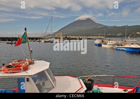 Europa, PORTUGAL, Azoren, Pico, Lajes do Pico, harbour mit Mt Pico (höchster Berg in Portugal) im Hintergrund Stockfoto