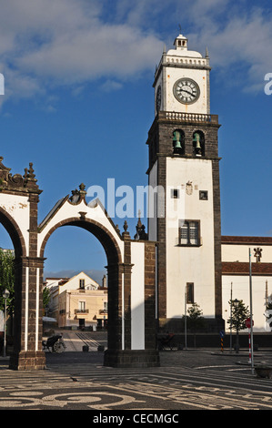 Europa, PORTUGAL, Azoren, São Miguel, Ponta Delgada, Stadtzentrum, ursprünglichen Stadttore (1792) mit Uhrturm der Mutterkirche Stockfoto