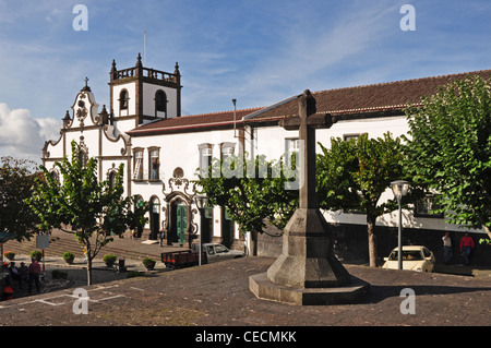 Europa, PORTUGAL, Azoren, São Miguel, Villa Franco do Campo, die Igreja de São Pedro (katholische Kirche St. Peter) mit Kreuz Stockfoto