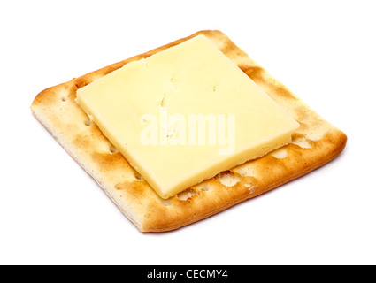 Cheddar-Käse auf einem Cracker - weißer Hintergrund Stockfoto