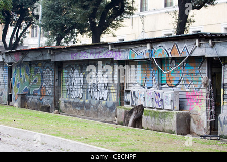 Graffiti auf Geschäfte in der alten Heiligen Stadt von Rom Stockfoto