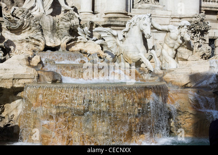 Der Trevi-Brunnen in der Mitte von Rom Italien die Fontana di Trevi Stockfoto