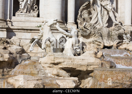 Der Trevi-Brunnen in der Mitte von Rom Italien die Fontana di Trevi Stockfoto