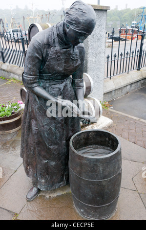 Eine Statue von einem Hering Mädchen neben dem Hafen in Stornoway auf der Isle of Lewis auf den äußeren Hebriden. Stockfoto