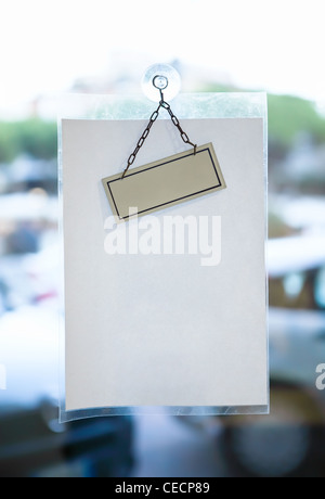 Leeres Papierblatt für Nachricht auf Glastür Büro Stockfoto