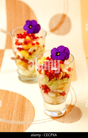 Endivien-Salat mit Ananas und Granatapfel. Rezept erhältlich Stockfoto