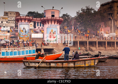 Indien, Uttar Pradesh, Varanasi, Touristen genießen Dämmerung Ruderboot Blick auf Dasaswamedh Ghat Stockfoto