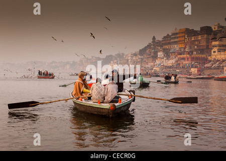 N2700 Indien, Uttar Pradesh, Varanasi, Touristen genießen Dämmerung Ruderboot-Tour am Fluss Ganges Stockfoto