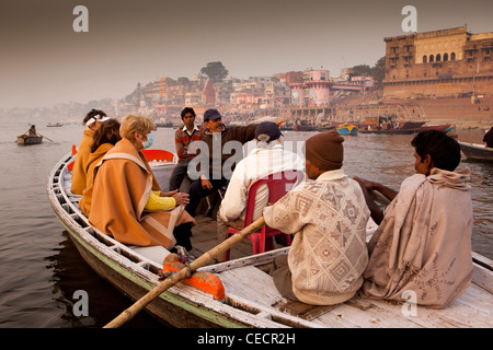 Indien, Uttar Pradesh, Varanasi, Touristen genießen Dämmerung Ruderboot-Tour am Fluss Ganges Stockfoto