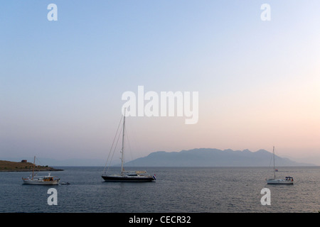 Griechenland Saronischen Inseln Egina Perdika Sonnenuntergang mit Booten Stockfoto