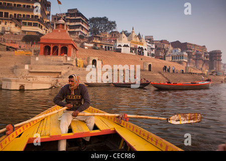 Indien, Uttar Pradesh, Varanasi, Mann Ruderboot die Touristen auf Dawn Tour am Fluss Ganges Stockfoto