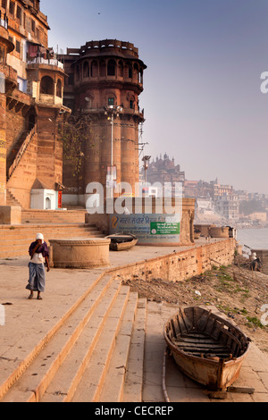 Indien, Uttar Pradesh, Varanasi, Scindia Ghat, Blick entlang Fluss Ganges Ufer in Richtung Alamgir Moschee Stockfoto