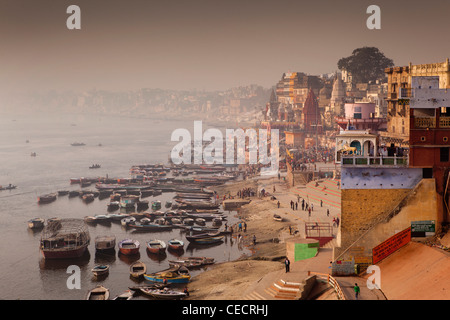 Indien, Uttar Pradesh, Varanasi, am frühen Morgen Blick entlang Fluss Ganges ghats Stockfoto
