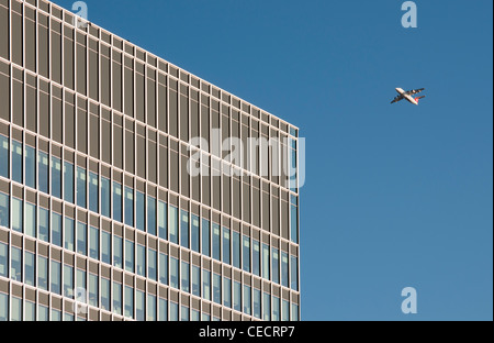 BAe Avro RJ100 Airliner und State Street Bank bei 20 Churchill Place, Canary Wharf, Docklands, London, Vereinigtes Königreich Stockfoto