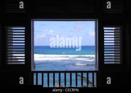 Ein Fenster mit Blick auf den Atlantischen Ozean auf der Ostseite von Barbados, West Indies Stockfoto