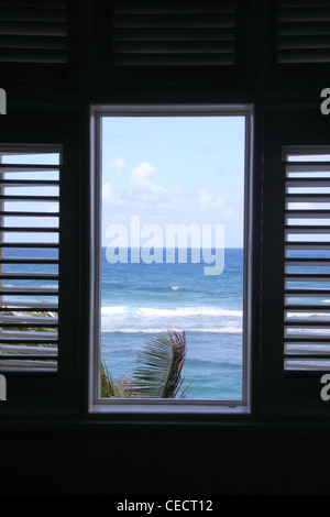 Ein Fenster mit Blick auf den Atlantischen Ozean auf der Ostseite von Barbados, West Indies Stockfoto