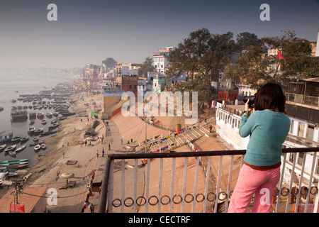 Indien, Uttar Pradesh, Varanasi, touristische Andenken fotografieren Morgenstimmung am Fluss Ganges Ghats von erhöhten Plattform Stockfoto