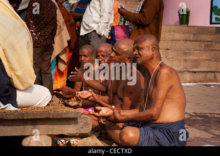 Indien, Uttar Pradesh, Varanasi, Gruppe von Brahmanen Priester Dirigieren am frühen Morgen Puja am Fluss Ganges ghats Stockfoto