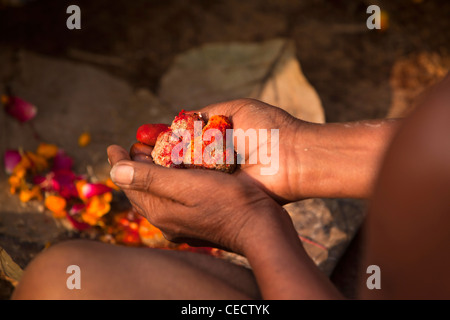 Indien, Uttar Pradesh, Varanasi, Hände der brahmanischen Priester Dirigieren am frühen Morgen Puja am Fluss Ganges ghats Stockfoto