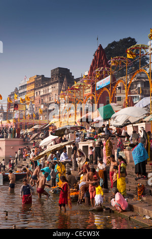 Indien, Uttar Pradesh, Varanasi, Scharen von Pilgern, die Durchführung von morgendlichen Puja bei Prayag ghat Stockfoto