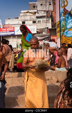 Indien, Uttar Pradesh, Varanasi, Brahmin Priester Dirigieren am frühen Morgen Puja Prayag ghat Stockfoto