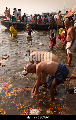 Indien, Uttar Pradesh, Varanasi, Prayag Ghat Brahmanen Priester Dirigieren am frühen Morgen Puja im Fluss Ganges Stockfoto
