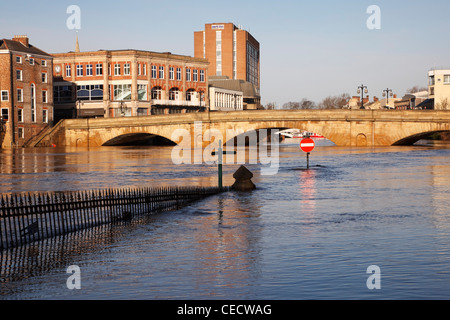 Blick auf die Ouse-Brücke über den überfluteten Fluss Ouse in York, Yorkshire, England, UK Stockfoto